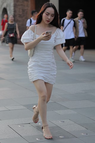 街拍白裙凉高美女