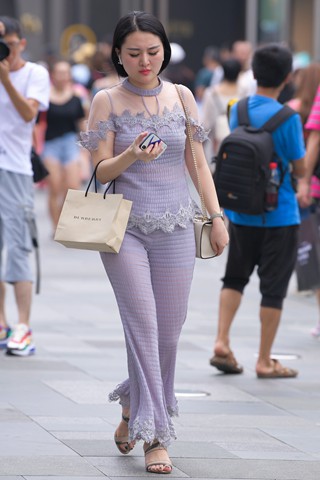 街拍紫色套装美女姐姐