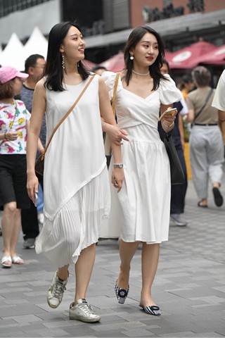 一对气质白裙街拍美女姐妹